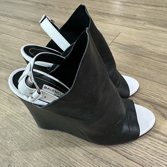 Balenciaga womens size 38.5 Leather Glove wedge sandals